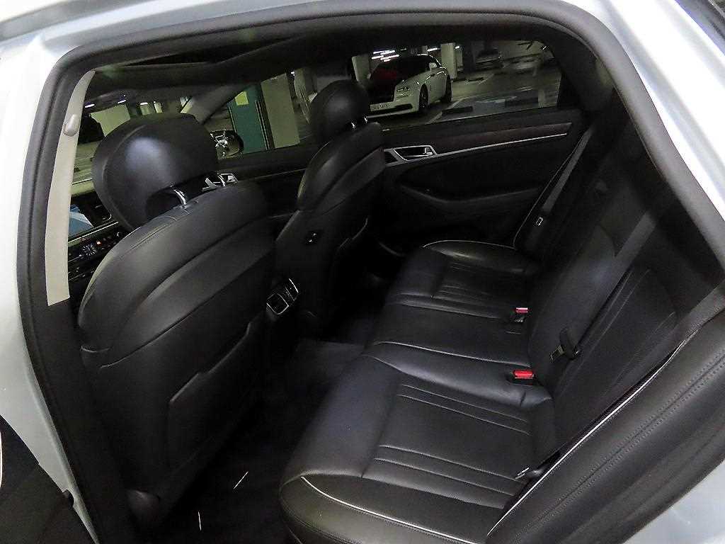 HYUNDAI Genesis - Vista 7