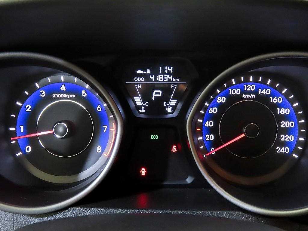 HYUNDAI Avante - Vista 9