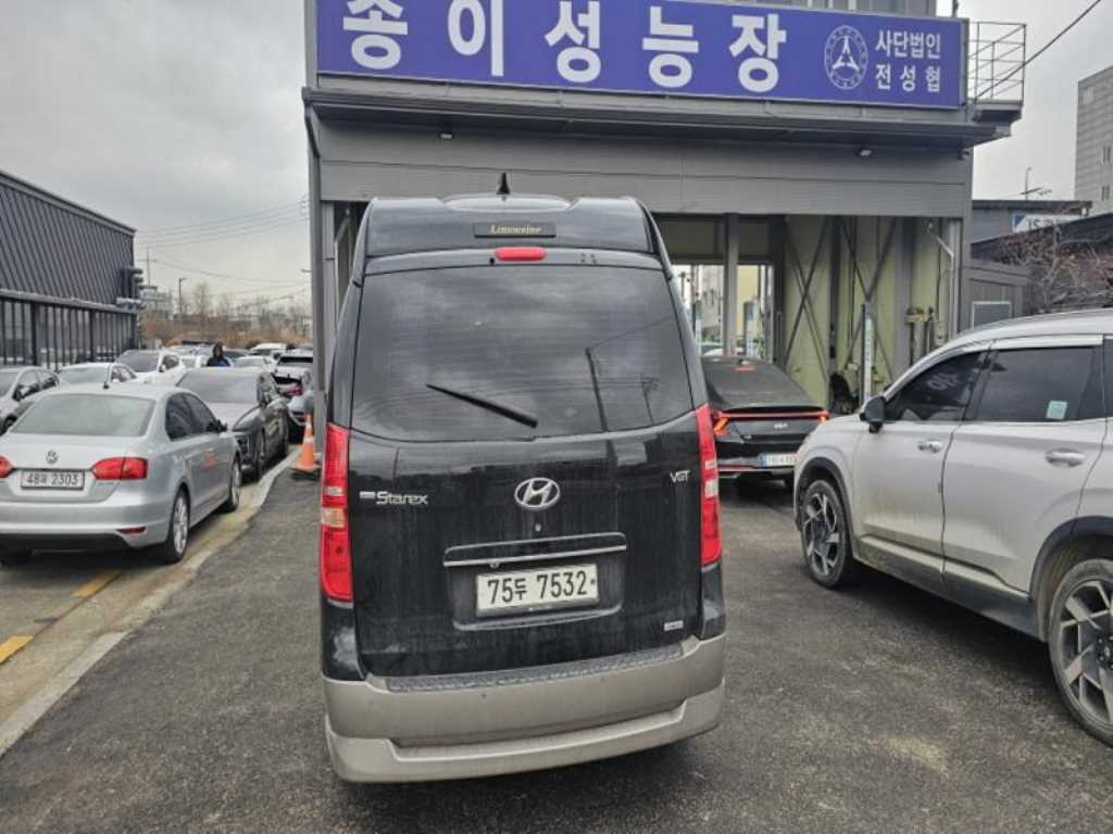 HYUNDAI Starex - Vista 3