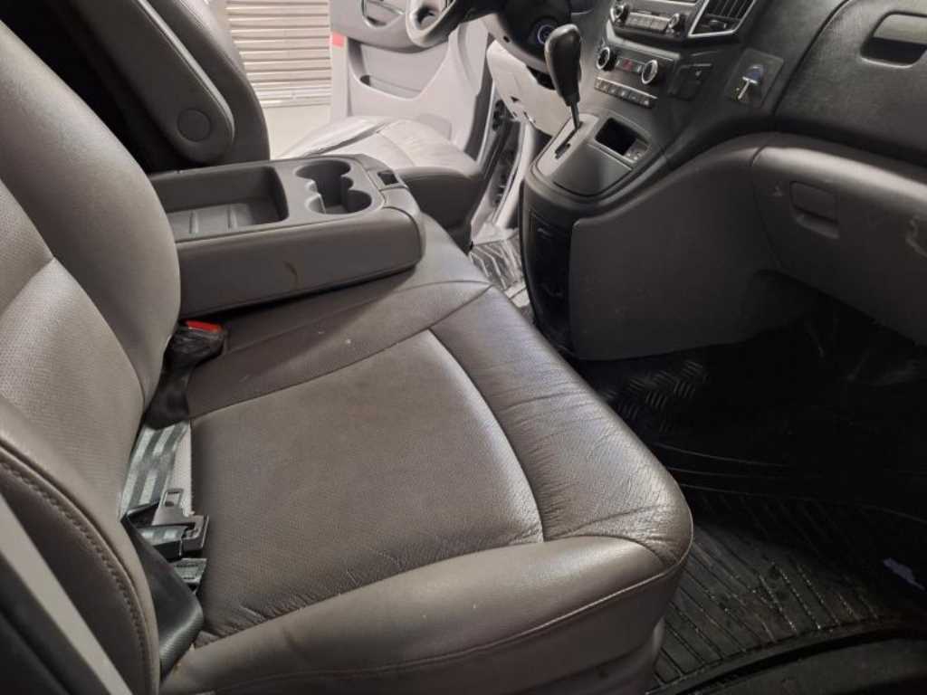 HYUNDAI Starex - Vista 10