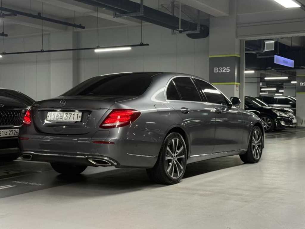 Mercedes Benz E class - Vista 4