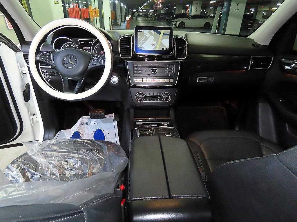 Mercedes Benz GLE Class - Vista 10