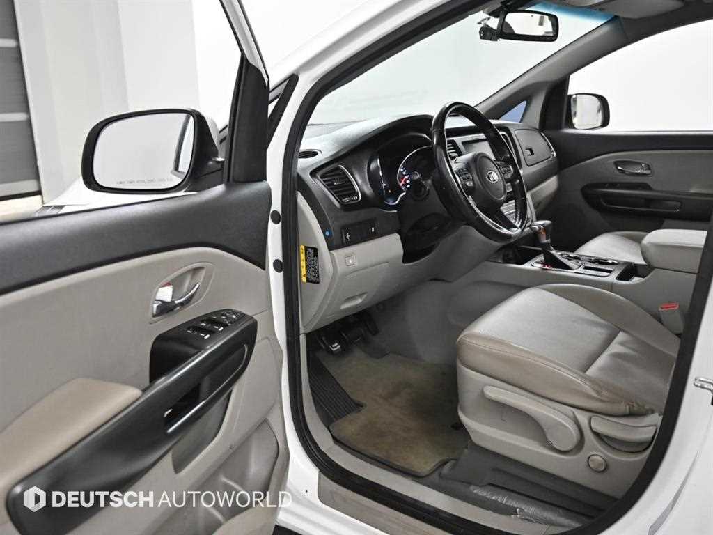 KIA Carnival - Vista 11