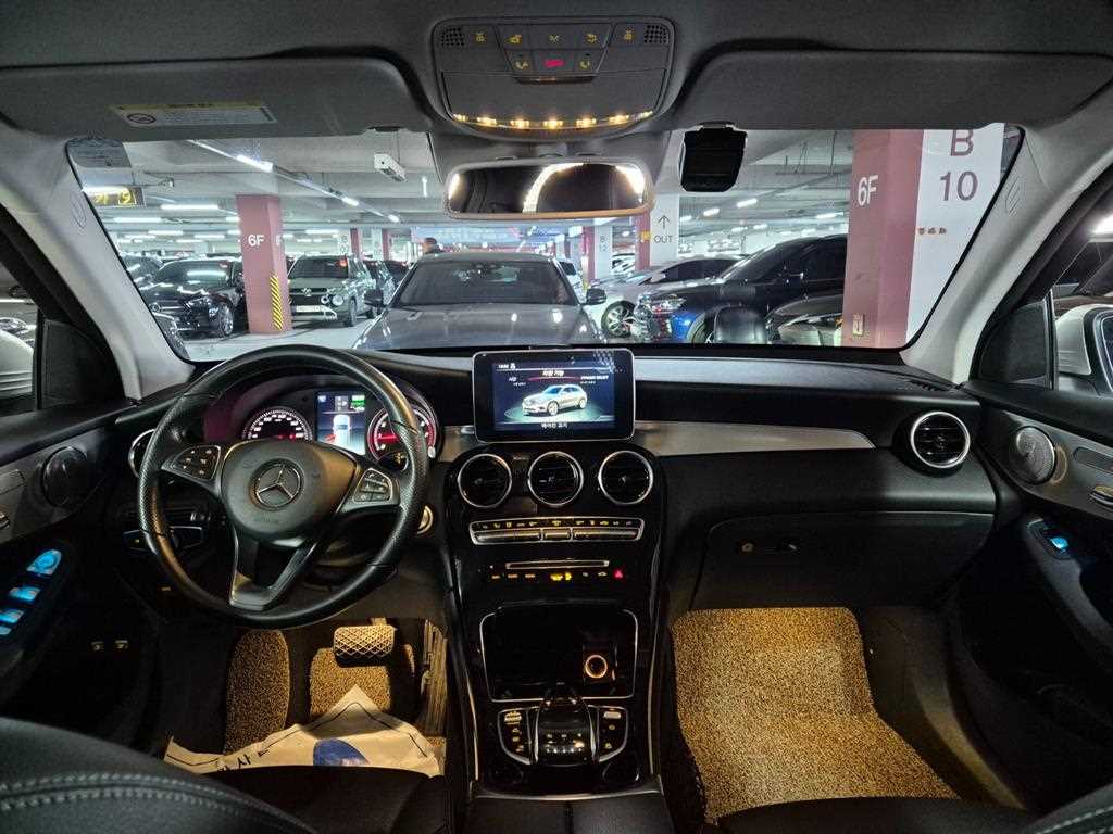 Mercedes Benz GLC Class - Vista 5