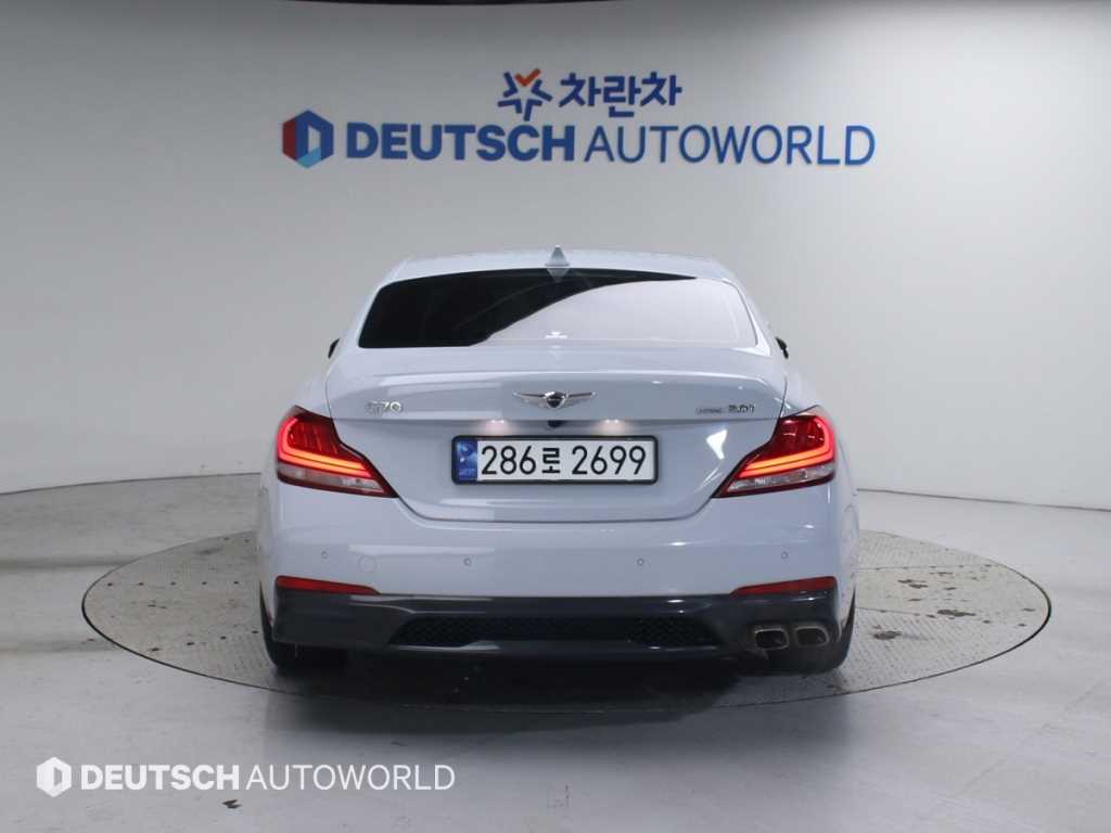 Genesis G70 - Vista 4