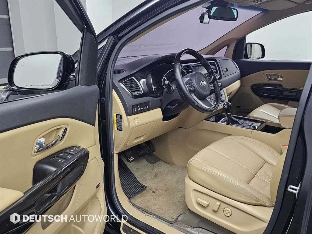 KIA Carnival - Vista 11