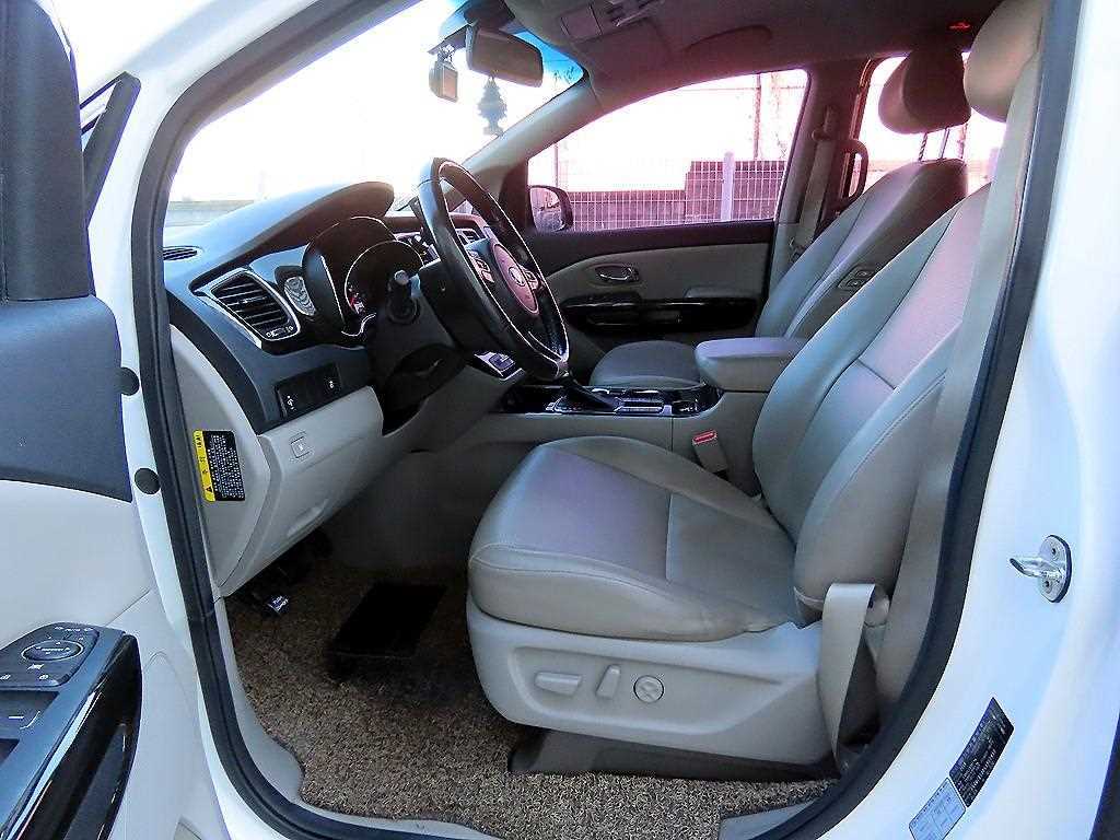 KIA Carnival - Vista 5