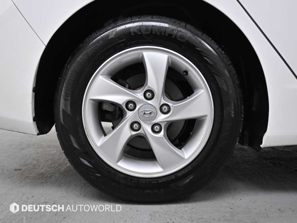 HYUNDAI Avante - Vista 5