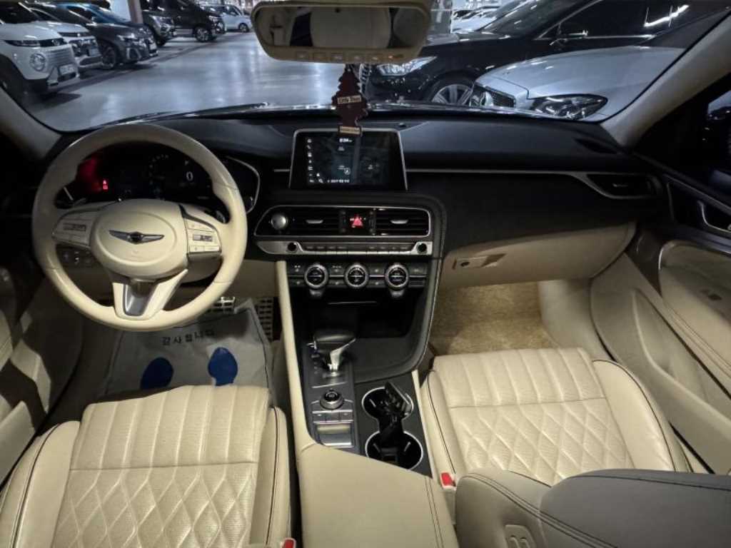 Genesis G70 - Vista 8