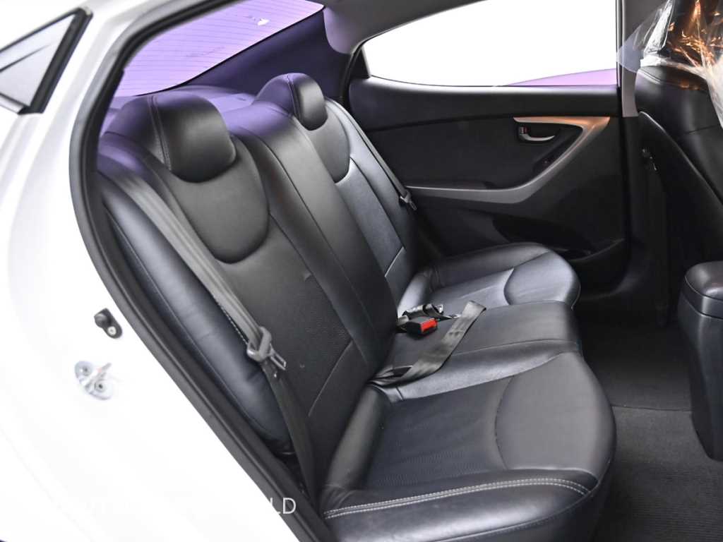 HYUNDAI Avante - Vista 12