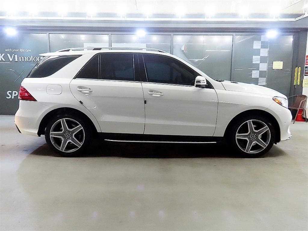Mercedes Benz GLE Class - Vista 3