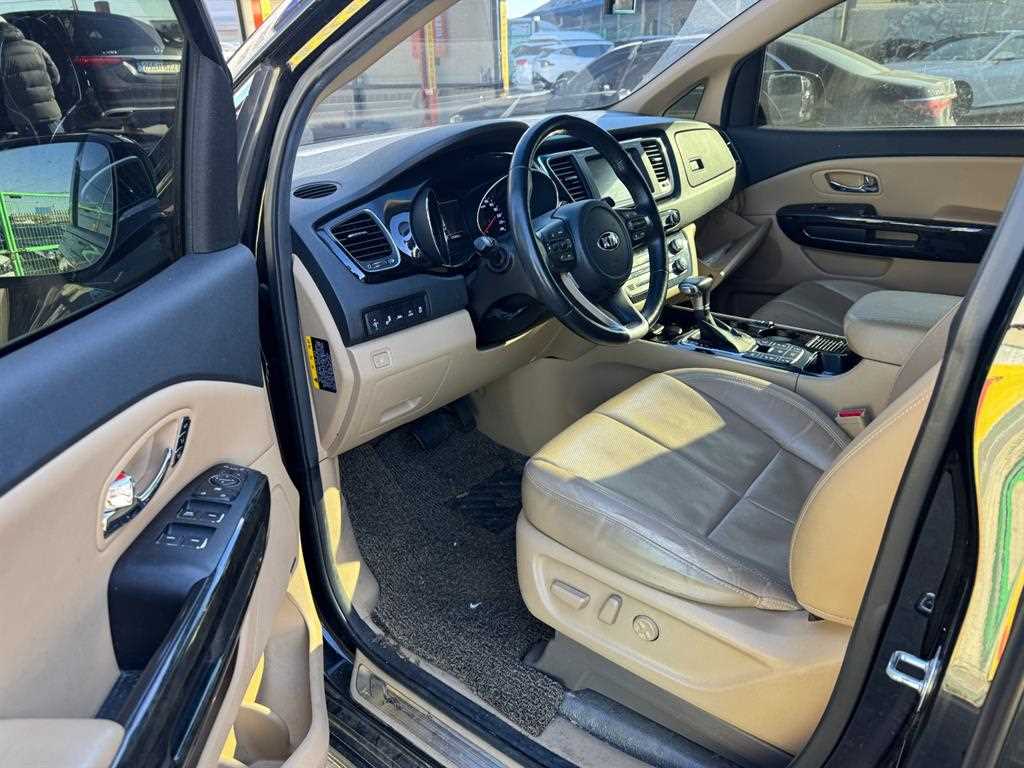 KIA Carnival - Vista 5