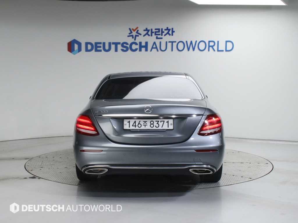 Mercedes Benz E class - Vista 4