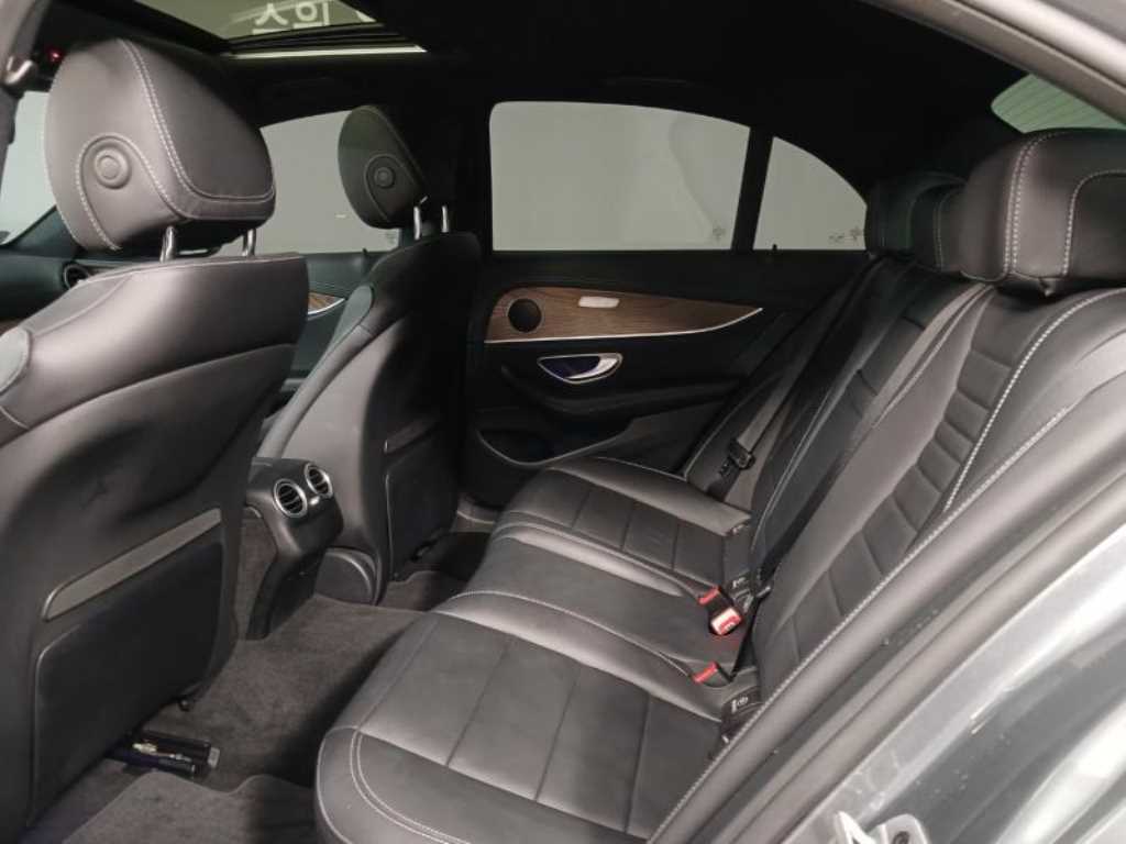 Mercedes Benz E class - Vista 8