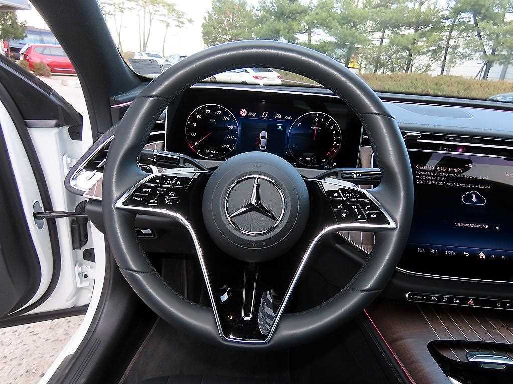 Mercedes Benz E class - Vista 8