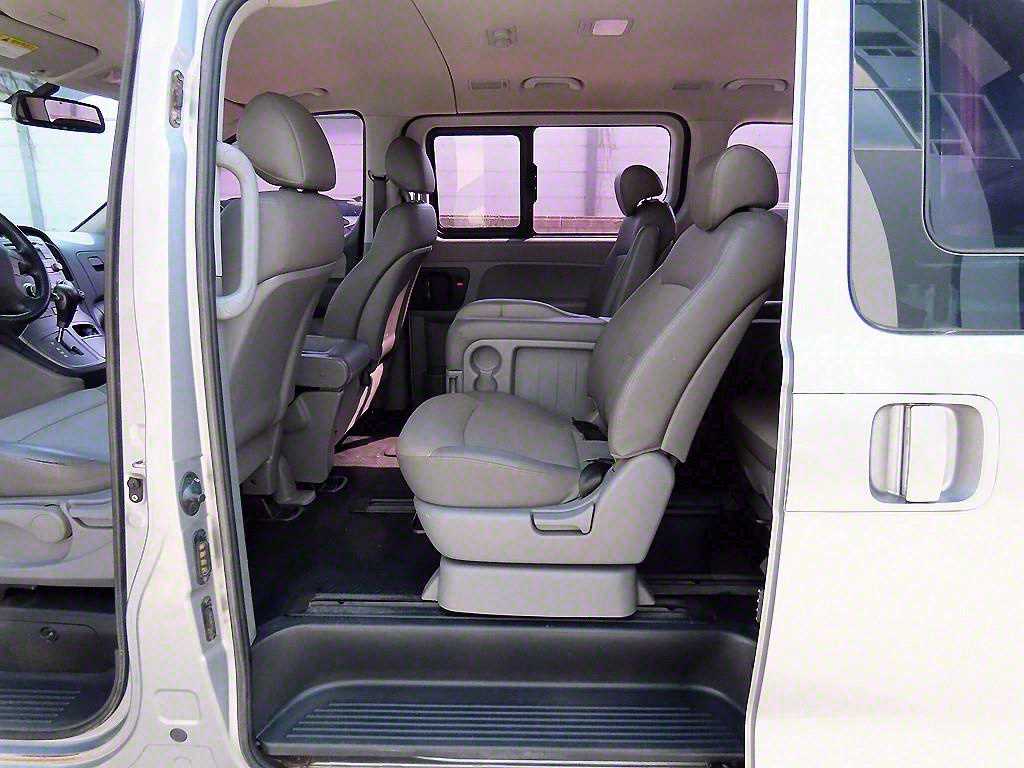 HYUNDAI Starex - Vista 6