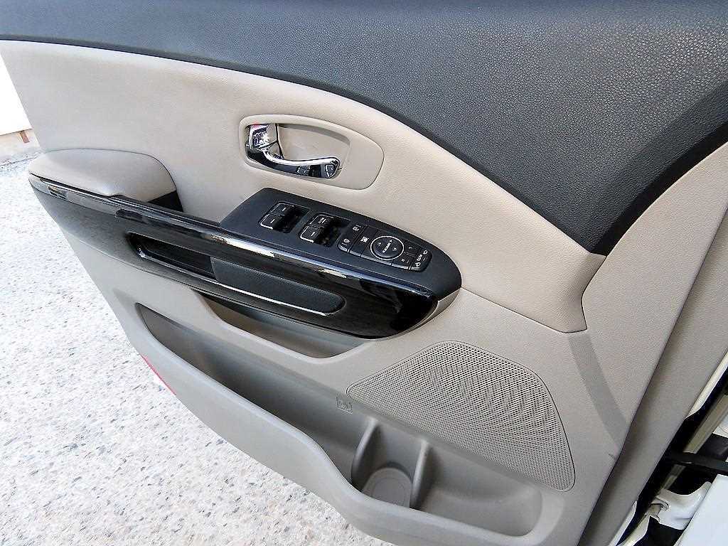 KIA Carnival - Vista 12