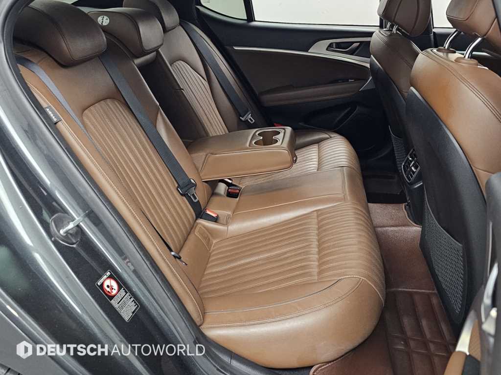 Genesis G70 - Vista 12