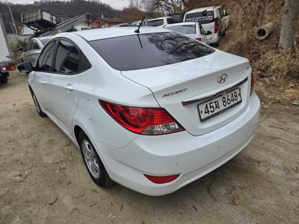 HYUNDAI Accent - Vista 5