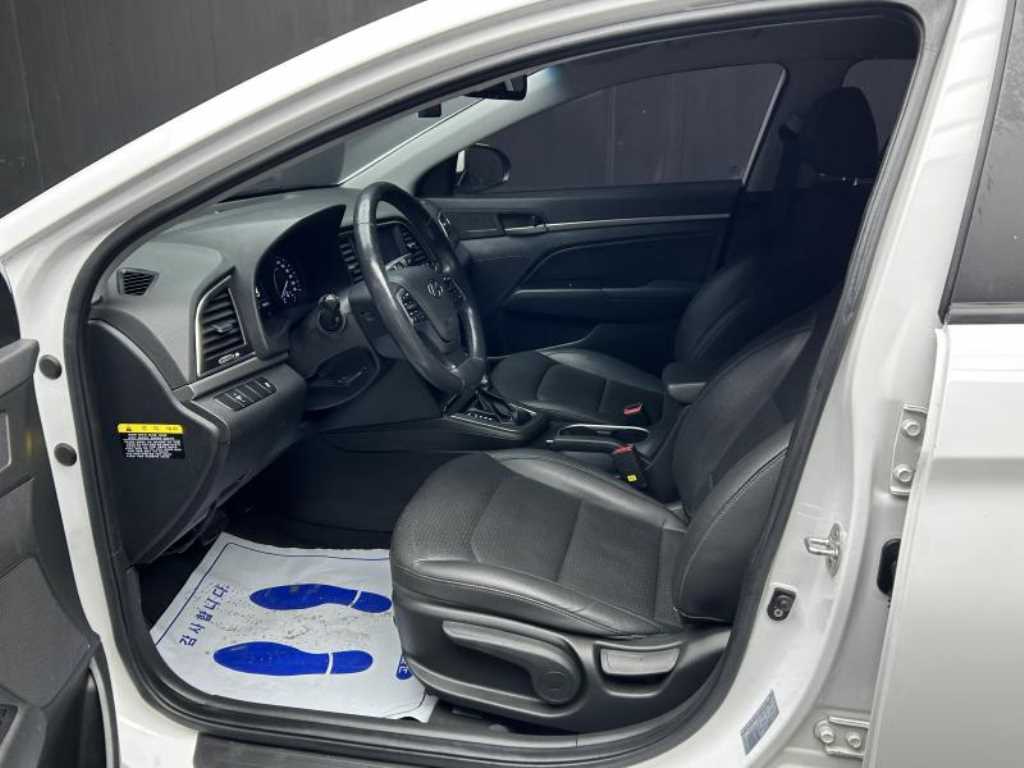 HYUNDAI Avante - Vista 6