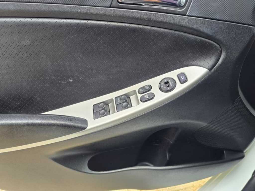 HYUNDAI Accent - Vista 12