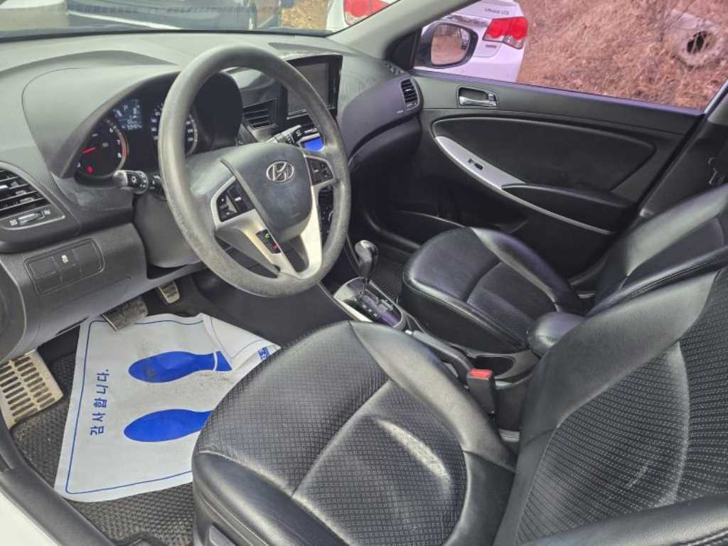 HYUNDAI Accent - Vista 11