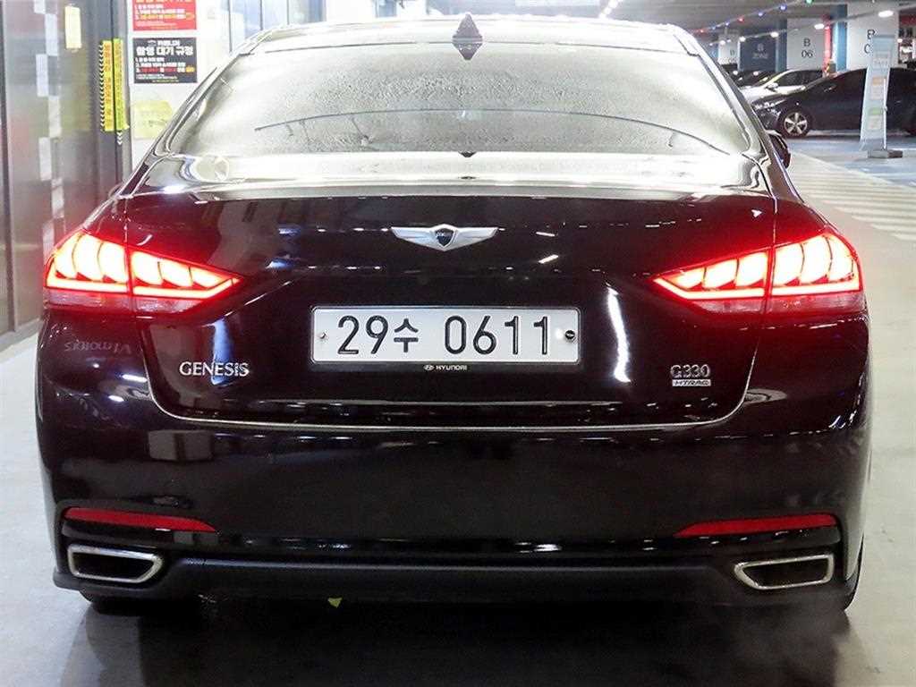 HYUNDAI Genesis - Vista 5