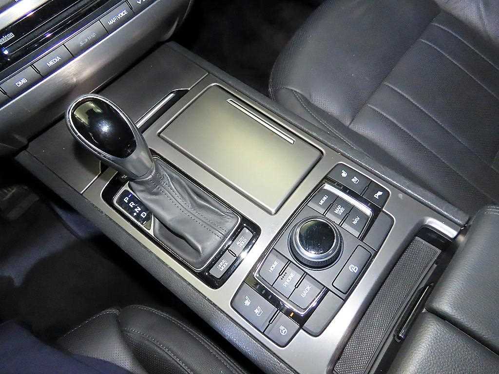 HYUNDAI Genesis - Vista 12