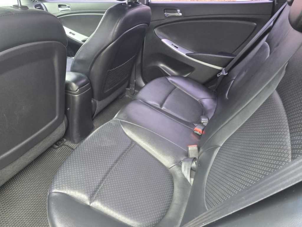 HYUNDAI Accent - Vista 8