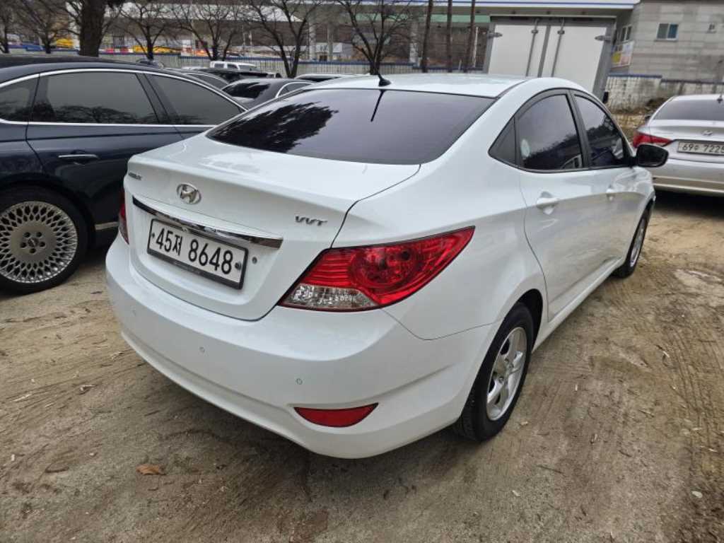 HYUNDAI Accent - Vista 4