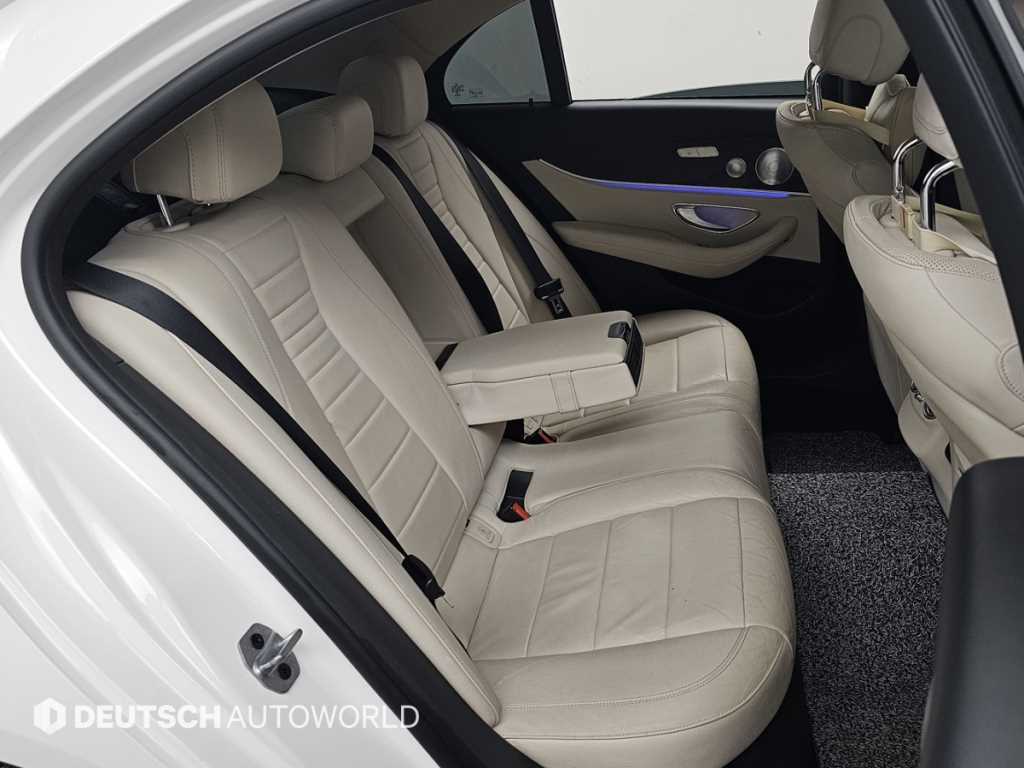 Mercedes Benz E class - Vista 8