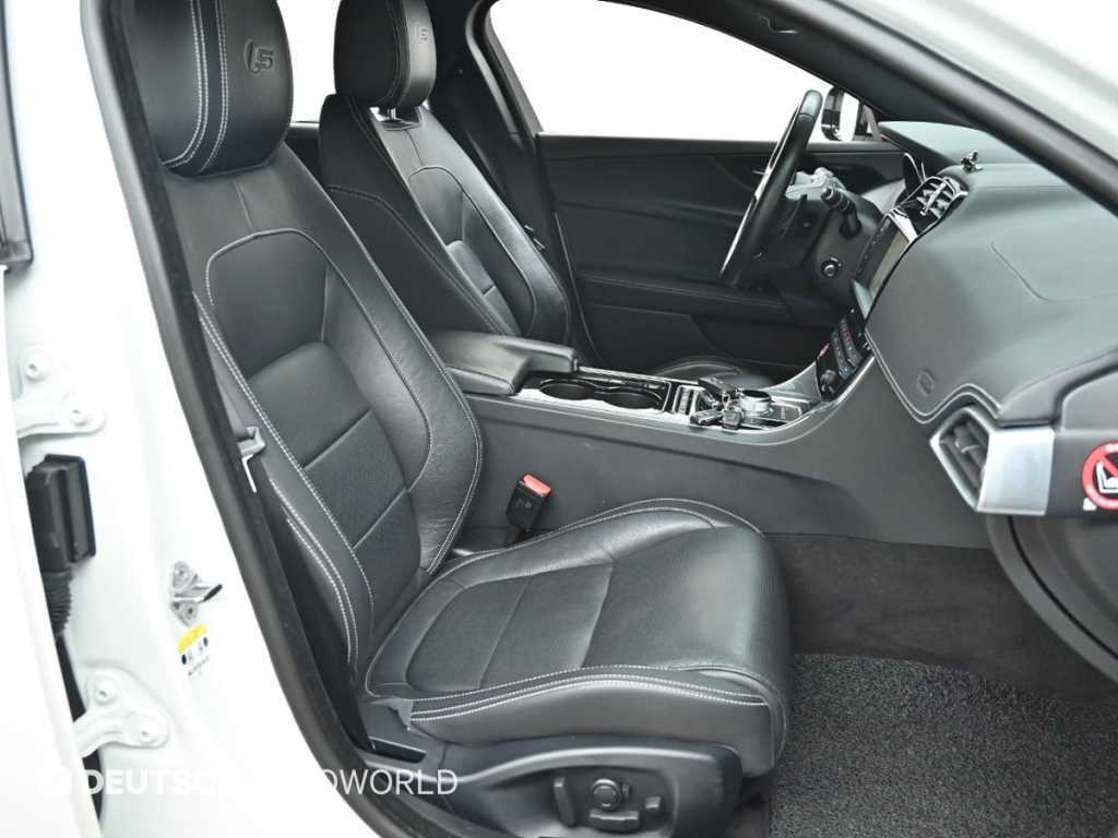 Jaguar XE - Vista 10