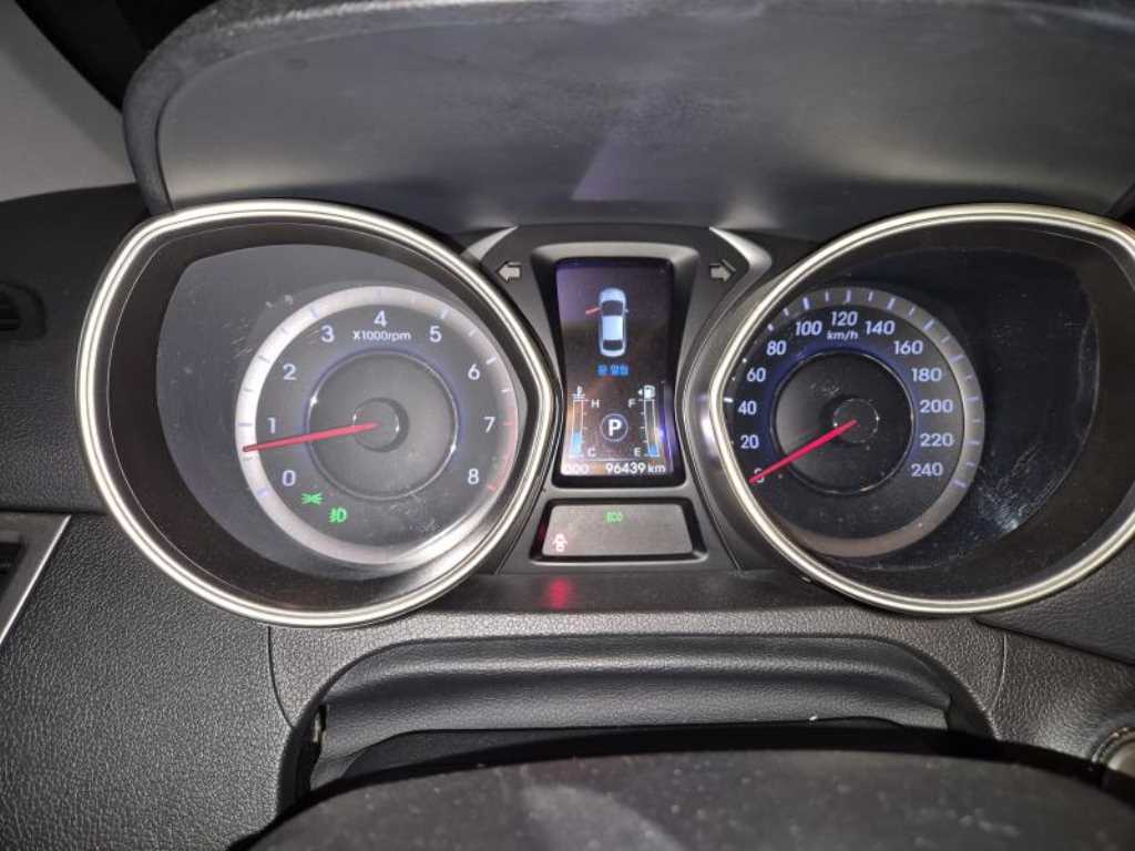 HYUNDAI Avante - Vista 10