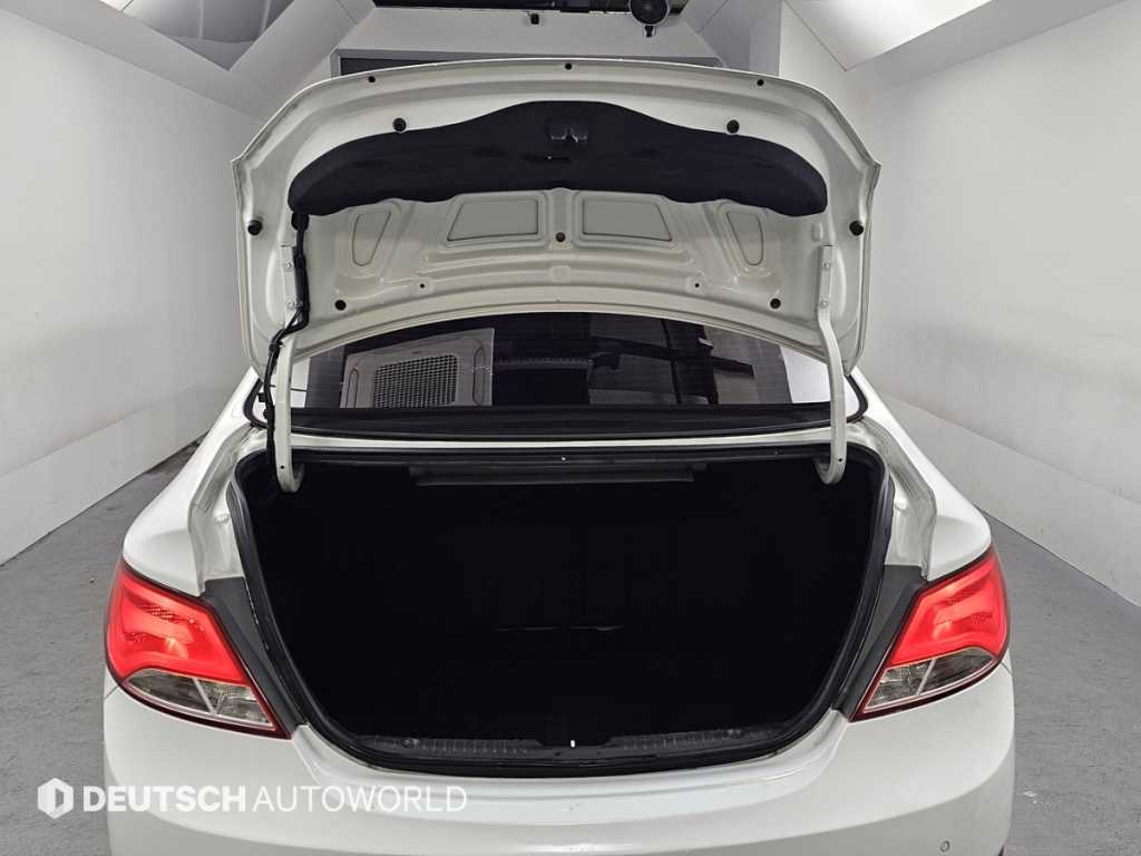 HYUNDAI Accent - Vista 9