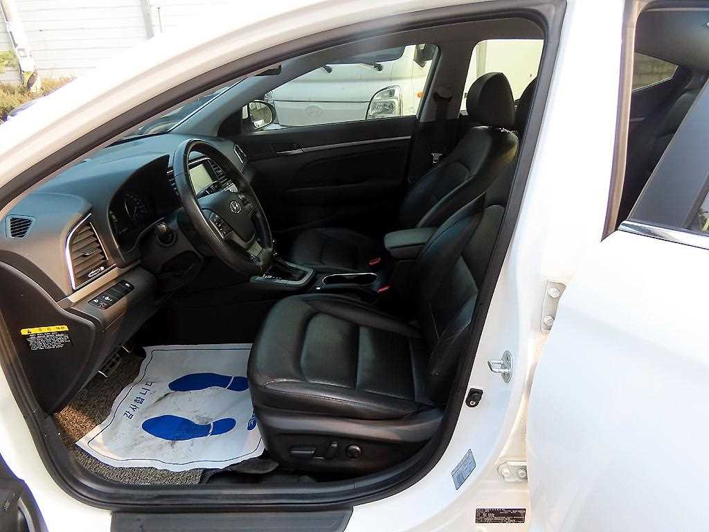 HYUNDAI Avante - Vista 5