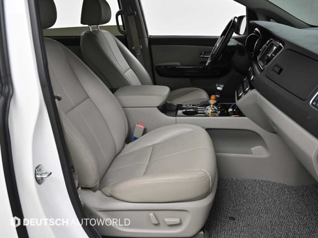 KIA Carnival - Vista 10