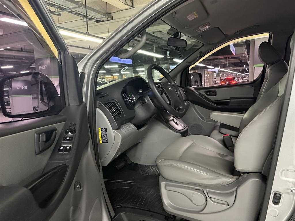 HYUNDAI Starex - Vista 7