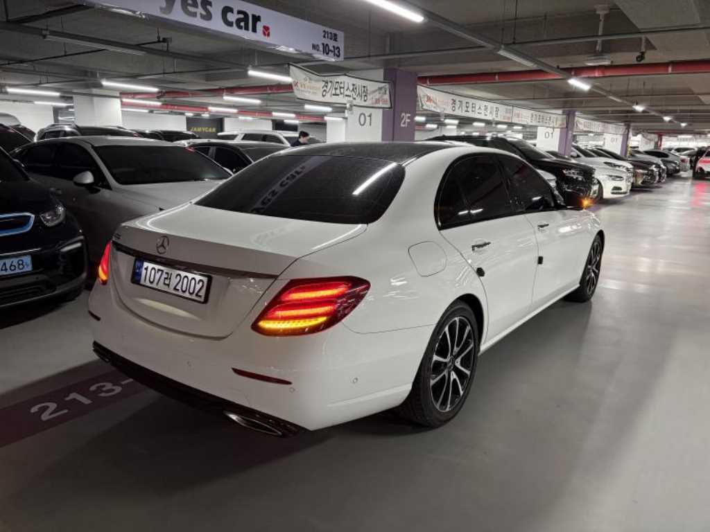 Mercedes Benz E class - Vista 3