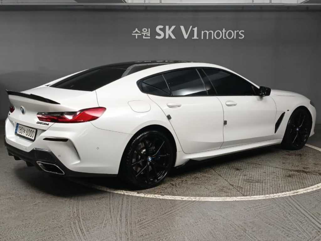 BMW 8 Series - Vista 4