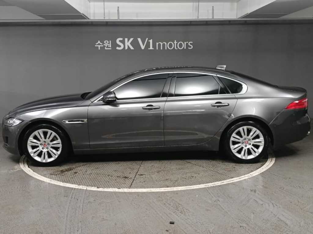 Jaguar XF - Vista 5