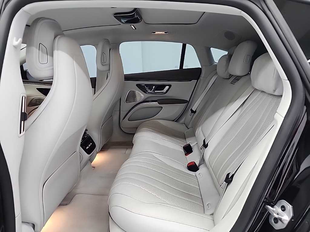 Mercedes Benz EQS - Vista 12