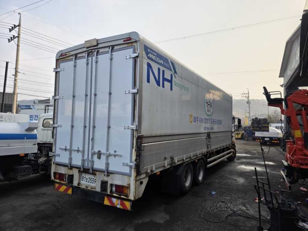 medium and large cargo truck - Vista 6