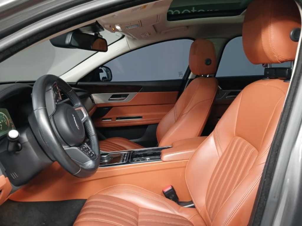 Jaguar XF - Vista 7