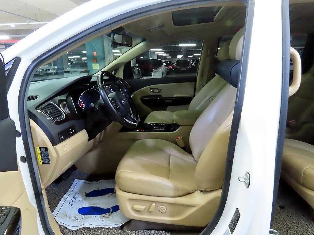 KIA Carnival - Vista 6