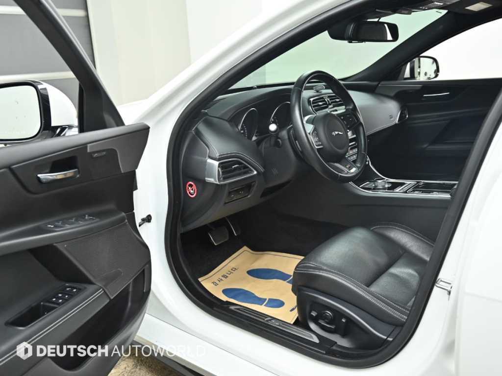 Jaguar XE - Vista 11