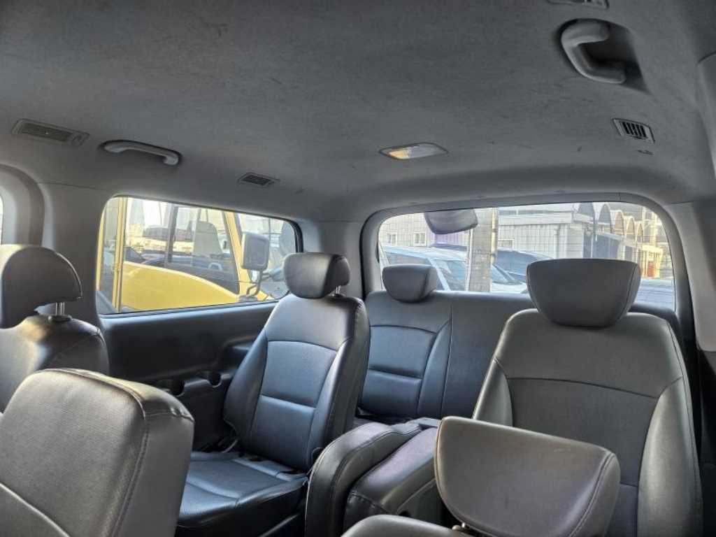 HYUNDAI Starex - Vista 10