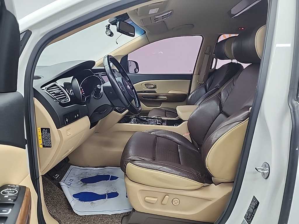 KIA Carnival - Vista 11