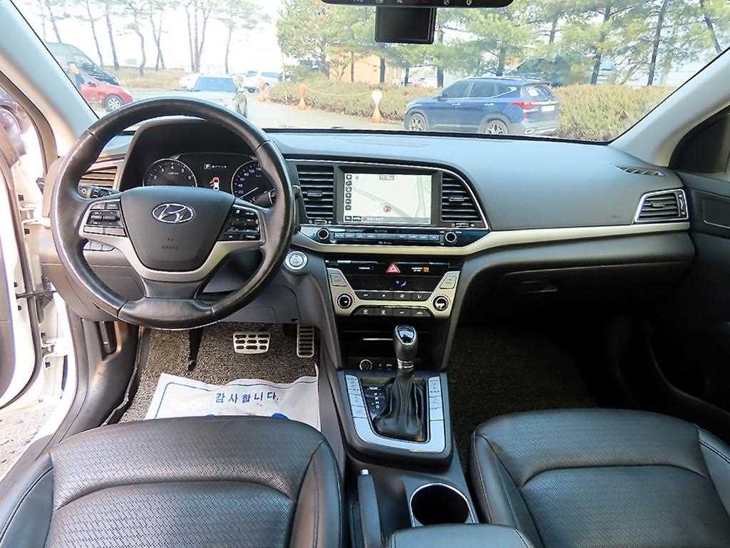 HYUNDAI Avante - Vista 7