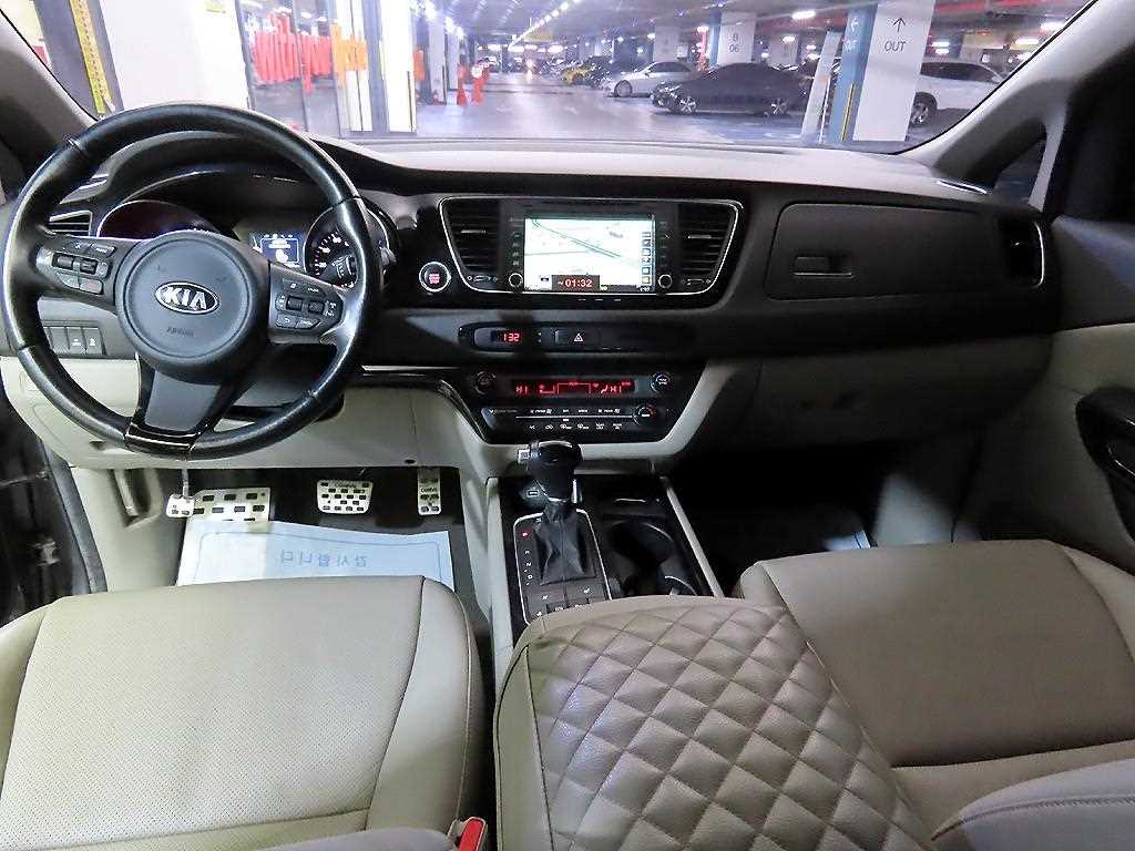 KIA Carnival - Vista 10