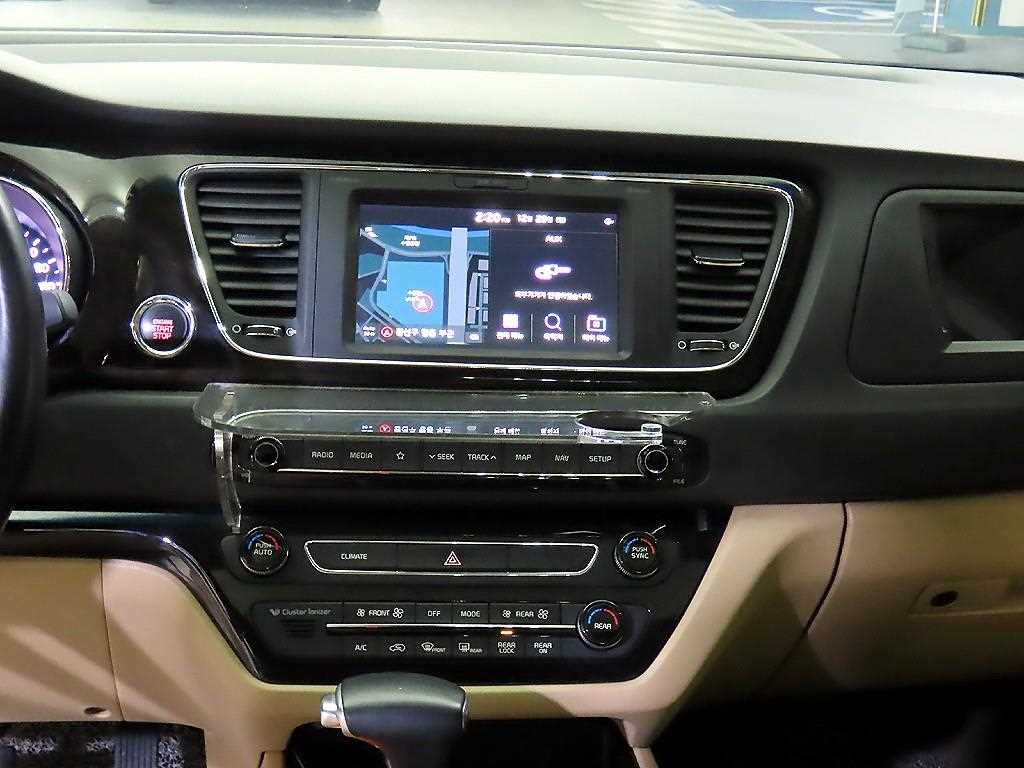 KIA Carnival - Vista 11